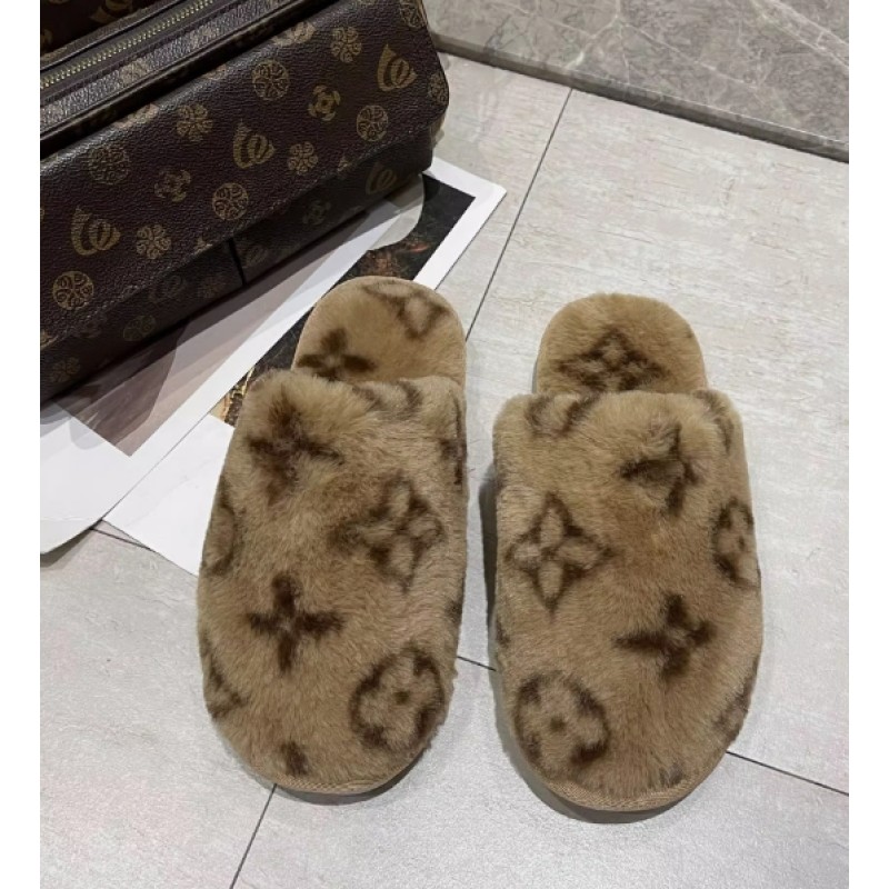 PLUSH SLIPPERS 